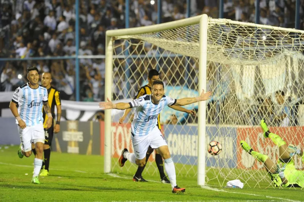 EL MÁS LINDO. “LG” priorizó su conquista del martes ante Peñarol al tanto que le hizo a Boca en 2016, en La Bombonera. la gaceta / foto de hector peralta