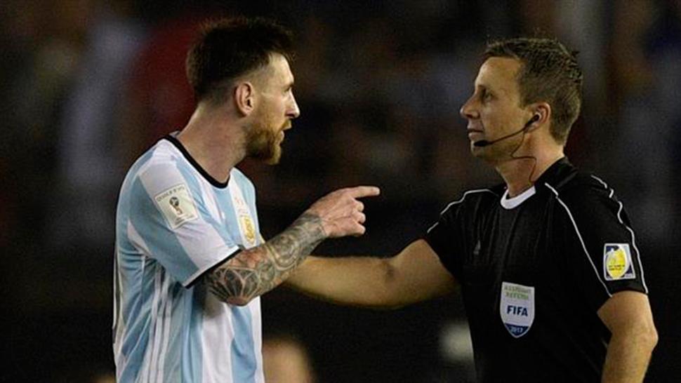 MOMENTO POLÉMICO. El momento en el que Messi supuestamente insulta al árbitro. ARCHIVO