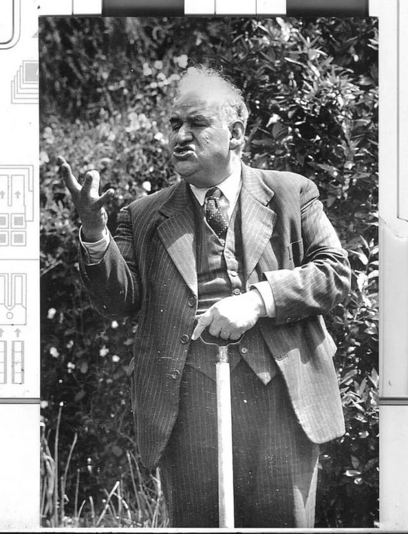 JUAN ALFONSO CARRIZO. El célebre recopilador de los “cancioneros” en un gesto característico. 