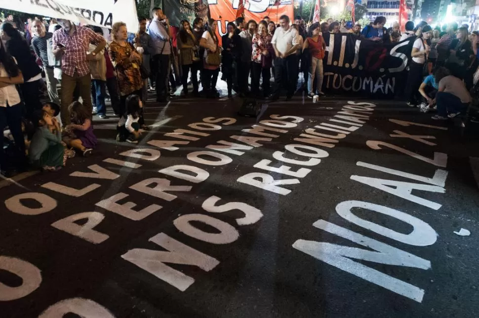 EN PLAZA INDEPENDENCIA. Organismos de derechos humanos y dirigentes políticos marcharon anoche en Tucumán para repudiar la sentencia de la Corte. la gaceta / foto de inés quinteros orio