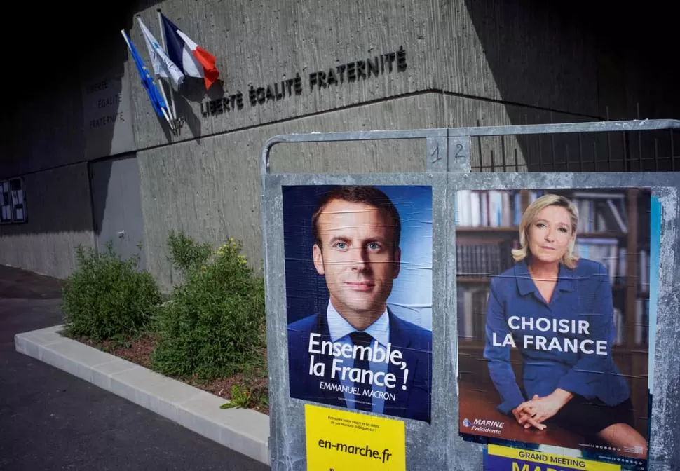 ELEGIR. Carteles oficiales de los candidatos, colocados en Fontaines-sur-Saone (Lyon), invitan a votar el domingo. Reuters