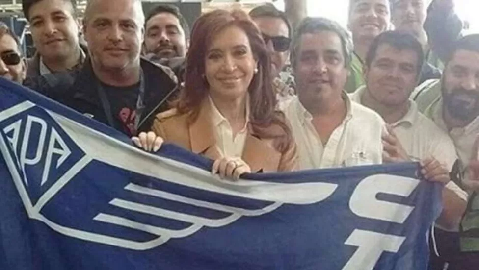 Cristina Kirchner en Ezeiza, antes de viajar a Europa. FOTO TOMADA DE CLARÍN.