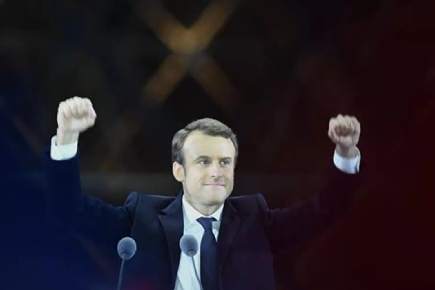 Emmanuel Macron, durante su discurso en la plaza del Louvre luego del triunfo presidencial. FOTO TOMADA DE TWITTER