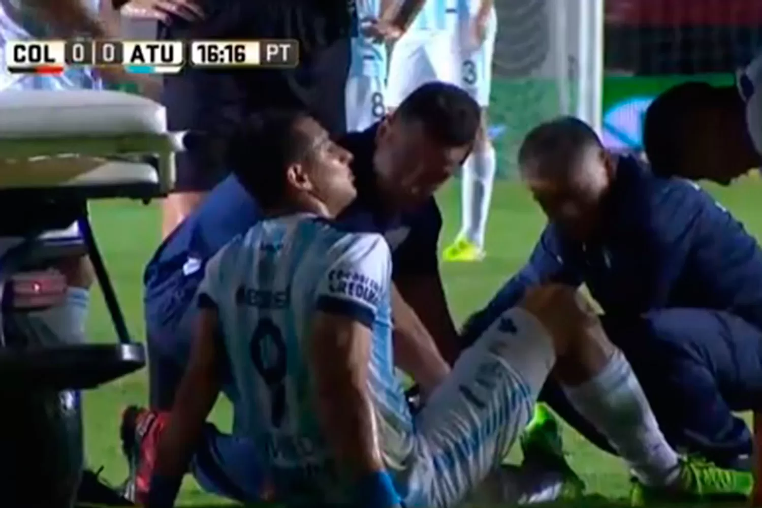 Video: Zampedri no aguantó y luego del gol salió por un golpe en su rodilla