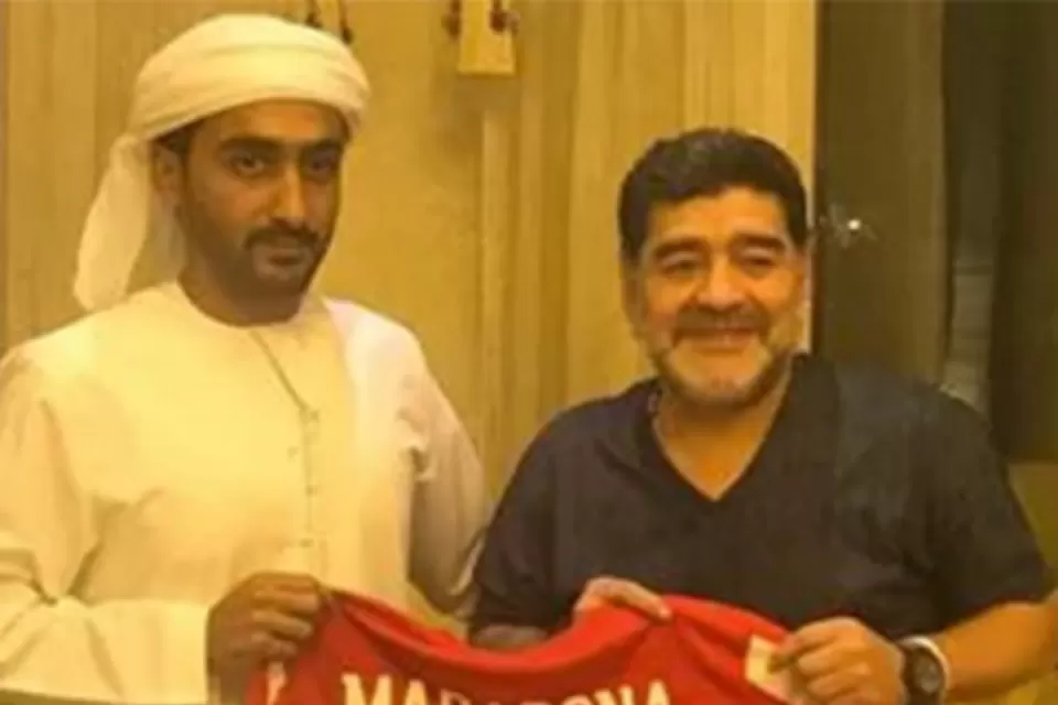 Maradona, junto al príncipe dueño del Al-Fujairah. FOTO TOMADA DE TWITTER