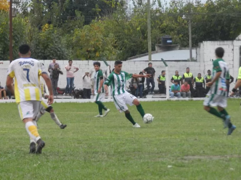 CUMPLIÓ. Marcelo Aredes, volante de Alto Verde, domina la pelota.  foto de juan fichi
