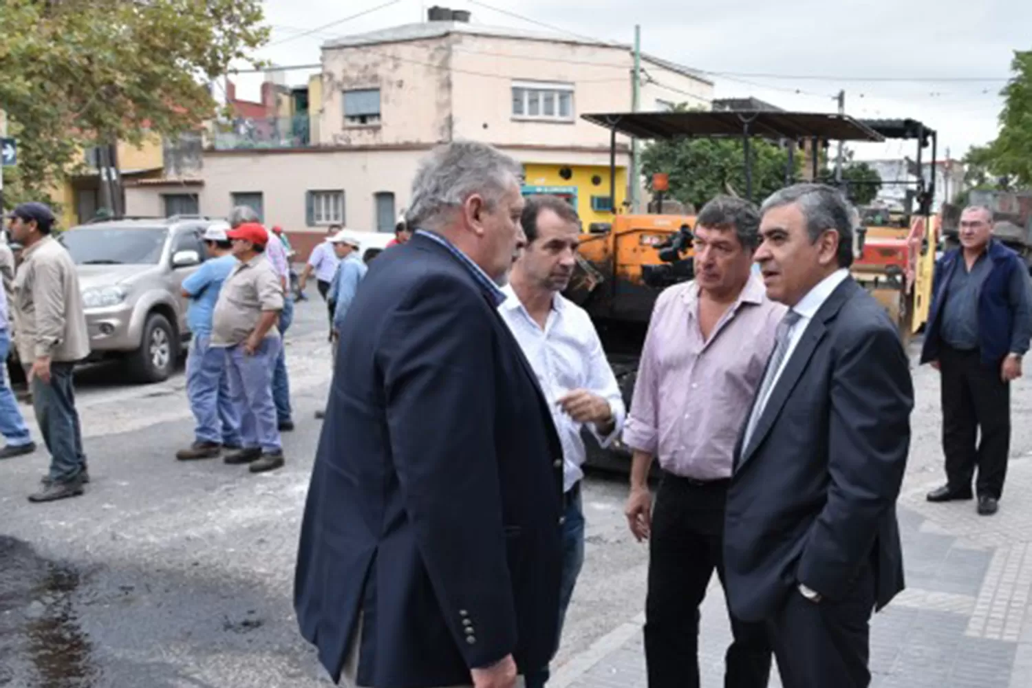 Germán Alfaro (a la derecha de la imagen), junto a sus funcionarios, durante la recorrida de este mediodía. FOTO TOMADA DE SMT.GOB.AR