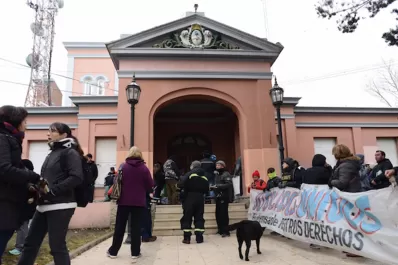 Por tercera vez: Alicia Kirchner se encuentra atrincherada en su despacho