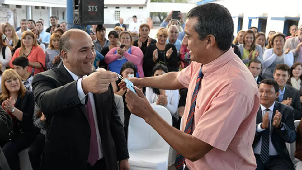 FELIZ. Sergio recibe las llaves de su nueva camioneta. FOTO PRENSA Y COMUNICACIÓN GOBIERNO DE TUCUMÁN