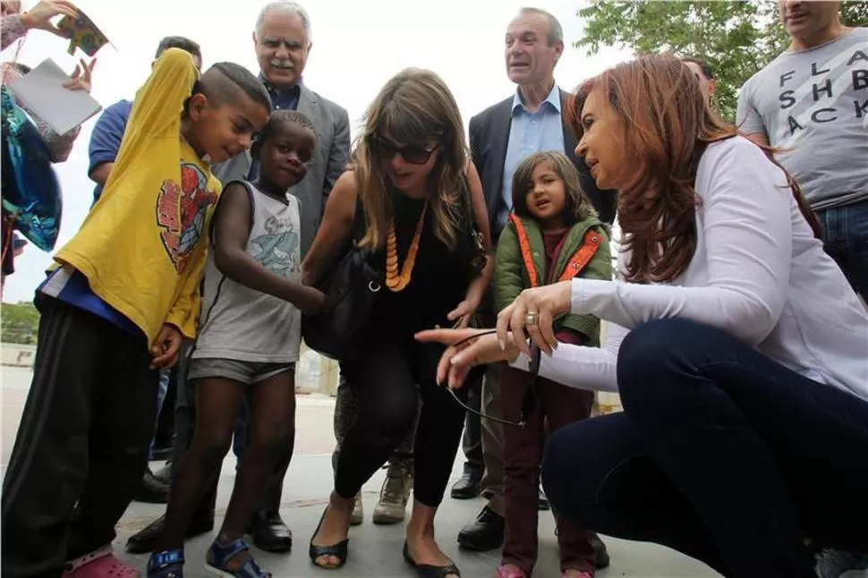 CONMOVIDA. Fernández de Kirchner en un centro de refugiados en Atenas. twitter / @CFKArgentina