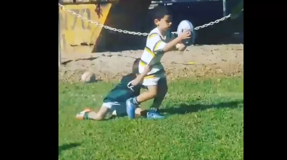 Lolo Barceló corriendo a la línea de try mientras arrastra a su contrincante. FOTO CAPTURA DE VIDEO.