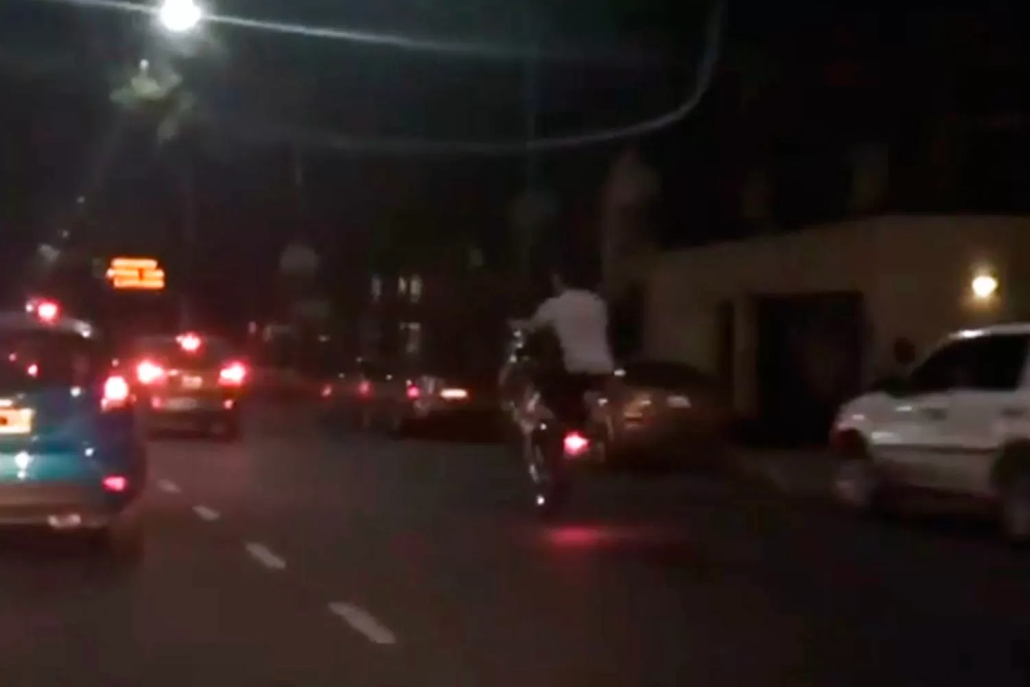 Video: un motociclista hizo willy en hora pico por la Mate de Luna