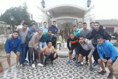 El plantel de Deportivo Aguilares caminó 12 kilómetros y cumplió su promesa