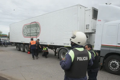 Una mujer que circulaba en una moto murió luego de chocar con un camión
