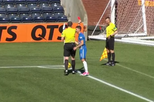 Insólito: un árbitro expulsó a un juez de línea