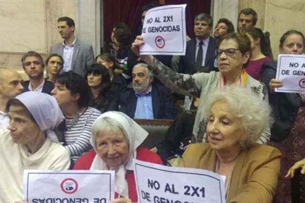 Madres y Abuelas de Plaza de Mayo fueron ovacionadas en el recinto