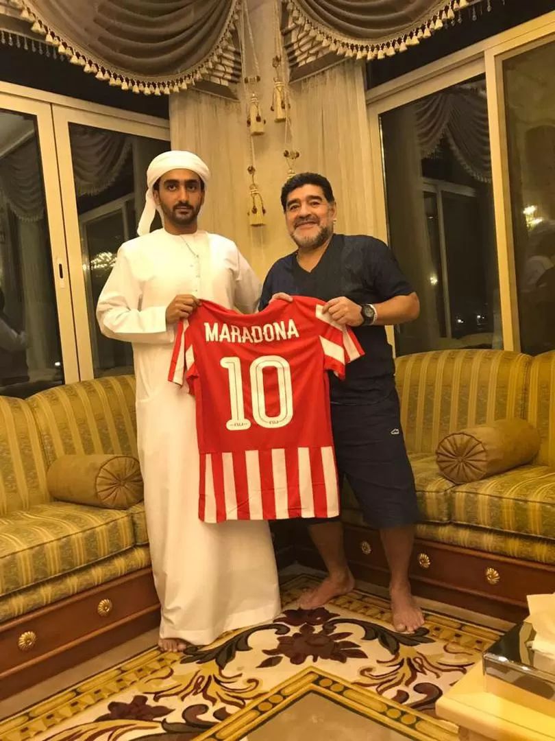 FELIZ. Diego posa con la camiseta de Al Fujairah, que lo tentó para volver a dirigir luego de cinco años de inactividad. facebook Diego Maradona