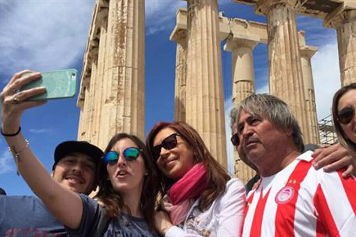 EN EUROPA. La ex presidenta, con turistas argentinos en Grecia. FOTO TOMADA DE LA NACIÓN