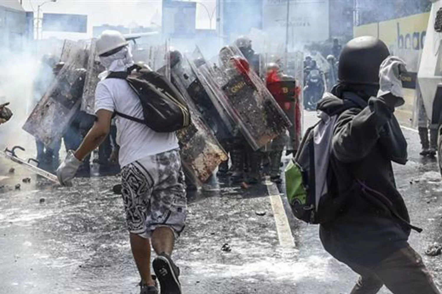 Las marchas fueron reprimidas con gases lacrimógenos y chorros de agua. FOTO TOMADA DE AMBITO.COM