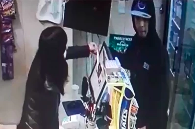 Video: un ladrón armado robó en un kiosco céntrico a cara descubierta