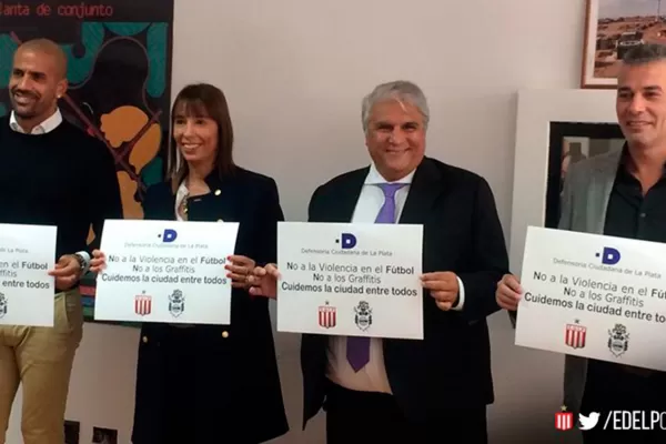 Los presidentes de Gimnasia y Estudiantes firmaron un convenio por la no violencia