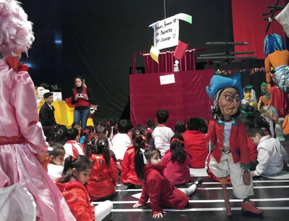 ¡QUE EMPIECE LA FUNCIÓN! Niños del jardín del colegio Argentino Hebreo miran la obra “¡Diablos!” la gaceta / fotos de magena valentié