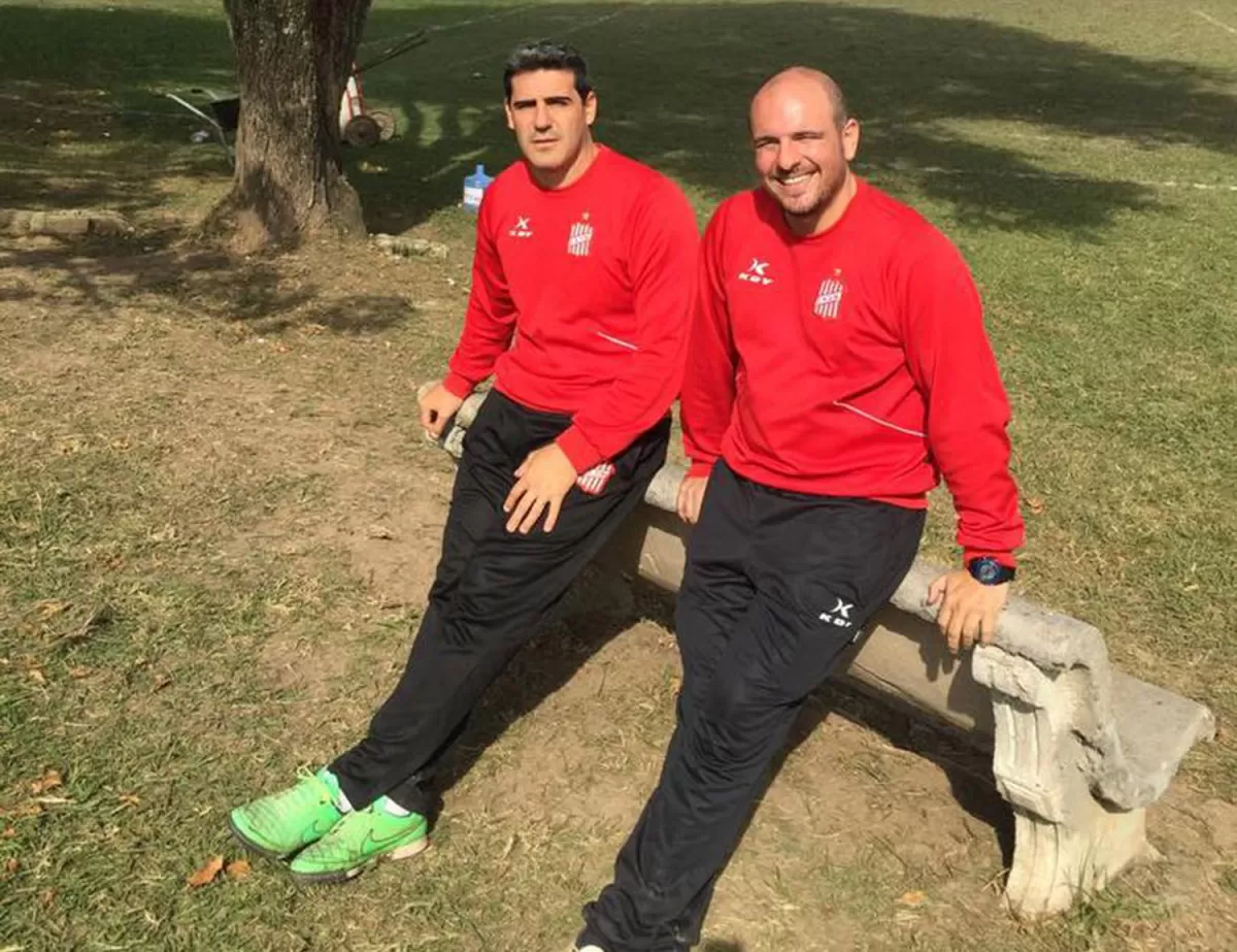 RESPONSABILIDAD. Desde hace varios años, Ariel Martos-izquierda- y Sergio Saavedra trabajan en la formación técnica y física del fútbol amateur del “Santo”. GENTILEZA ARIEL MARTOS.