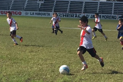 Los más chicos siguen regalando goles