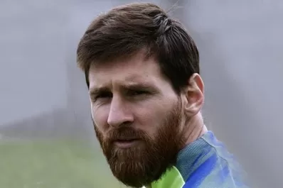 Messi pasó por la peluquería y cambió el look
