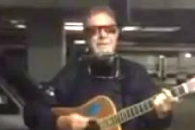 León Gieco no pudo llegar a la marcha del 2x1 y grabó un video desde un garage