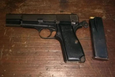 Lo atrapan en plena vía pública con un arma en la mano en el sur de la capital