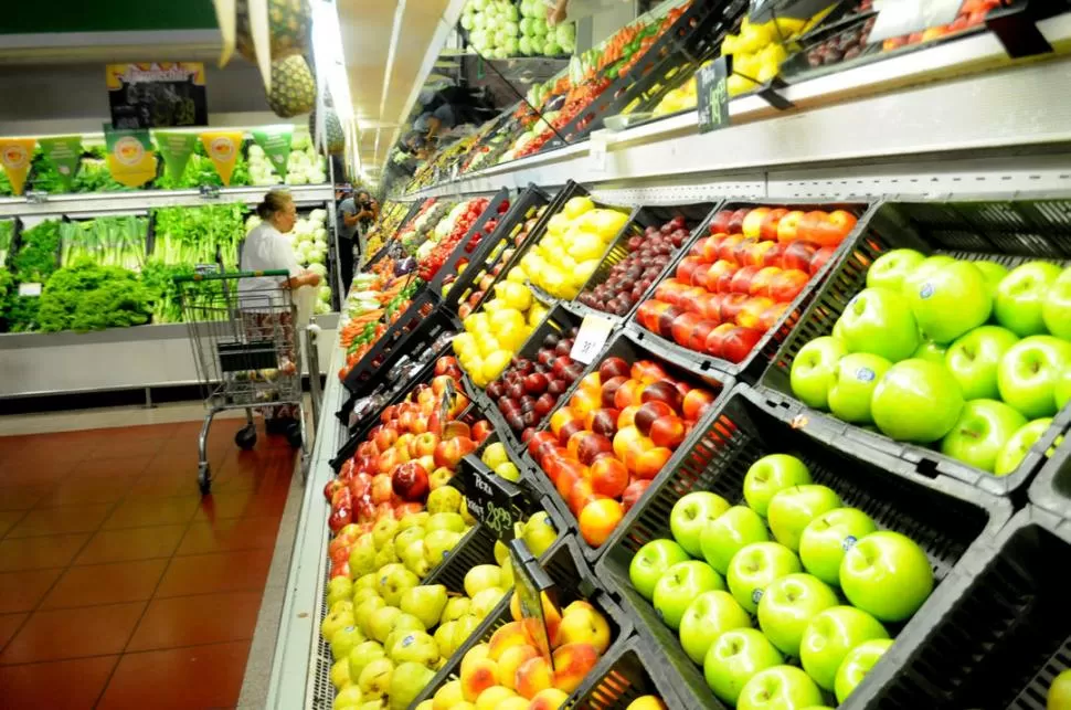 EN GÓNDOLA. Según el informe del Indec, el precio de las frutas bajó 2,9%, en promedio, durante abril. LA GACETA/ FRANCO VERA.