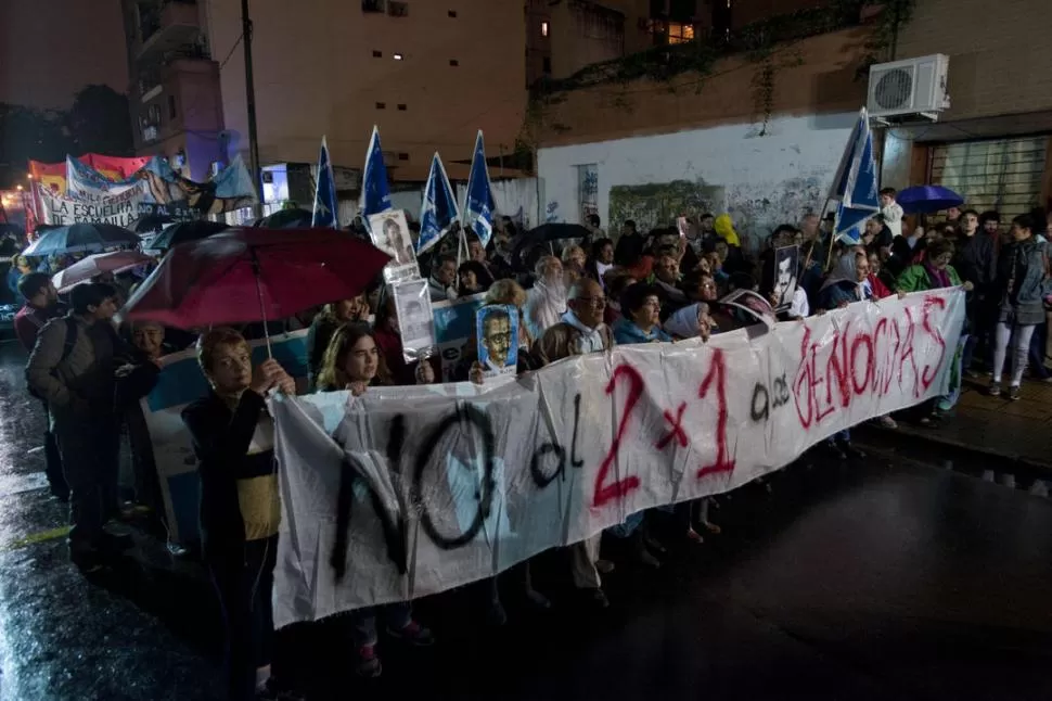 EN TUCUMÁN. Miles de manifestantes se expresaron anoche en la plaza en contra del fallo de la Corte y pidieron el juicio político de los magistrados.  LA GACETA/ INÉS QUINTEROS ORIO