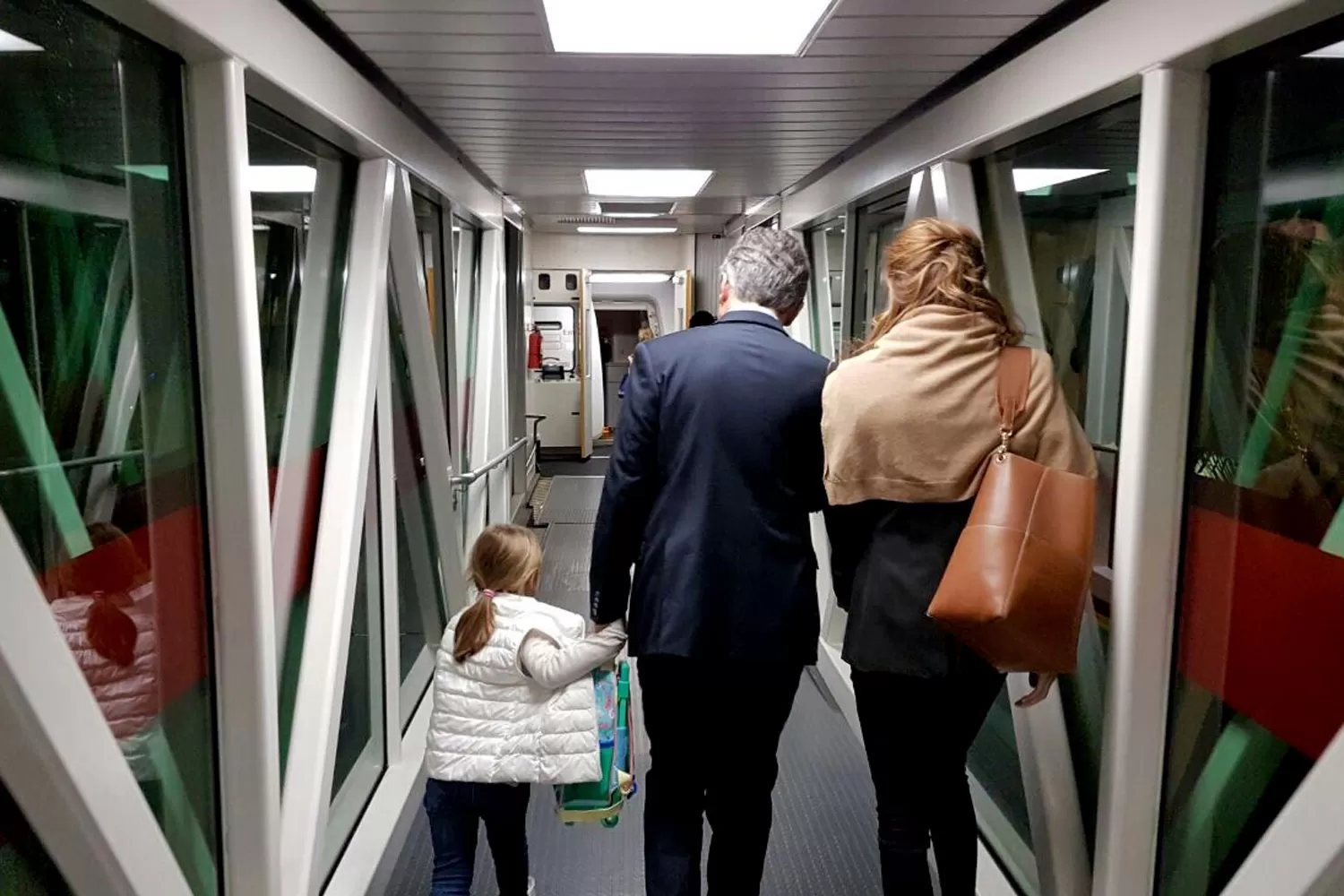 EN EL AEROPUERTO. Macri, su esposa y su hija se dirigen al avión. DYN