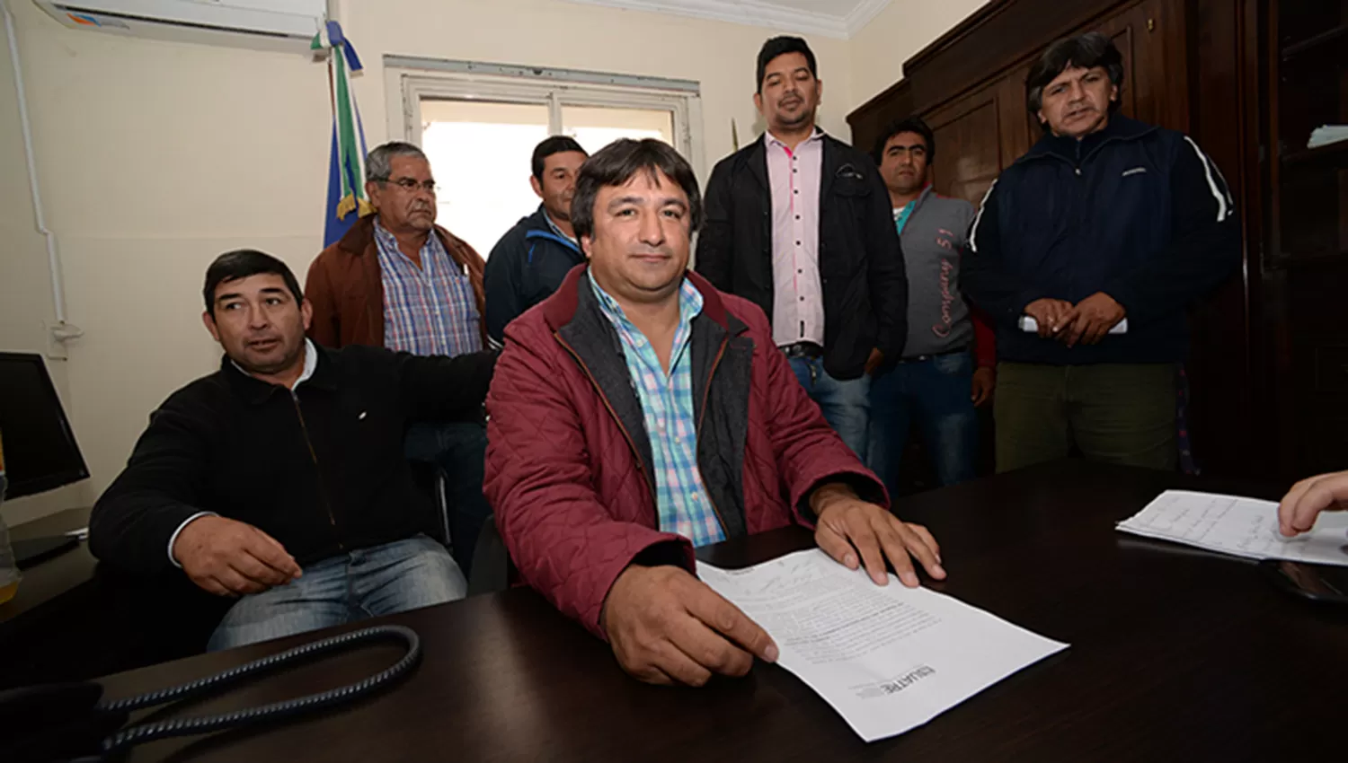 Ricardo Ferreyra, delegado regional de la Uatre Tucumán, exhibe el acta acuerdo. FOTO TOMADA DE COMUNICACIONTUCUMAN.GOB.AR