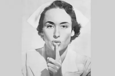 Esta es la historia de la enfermera del cuadro que hace 'Shhhhh'