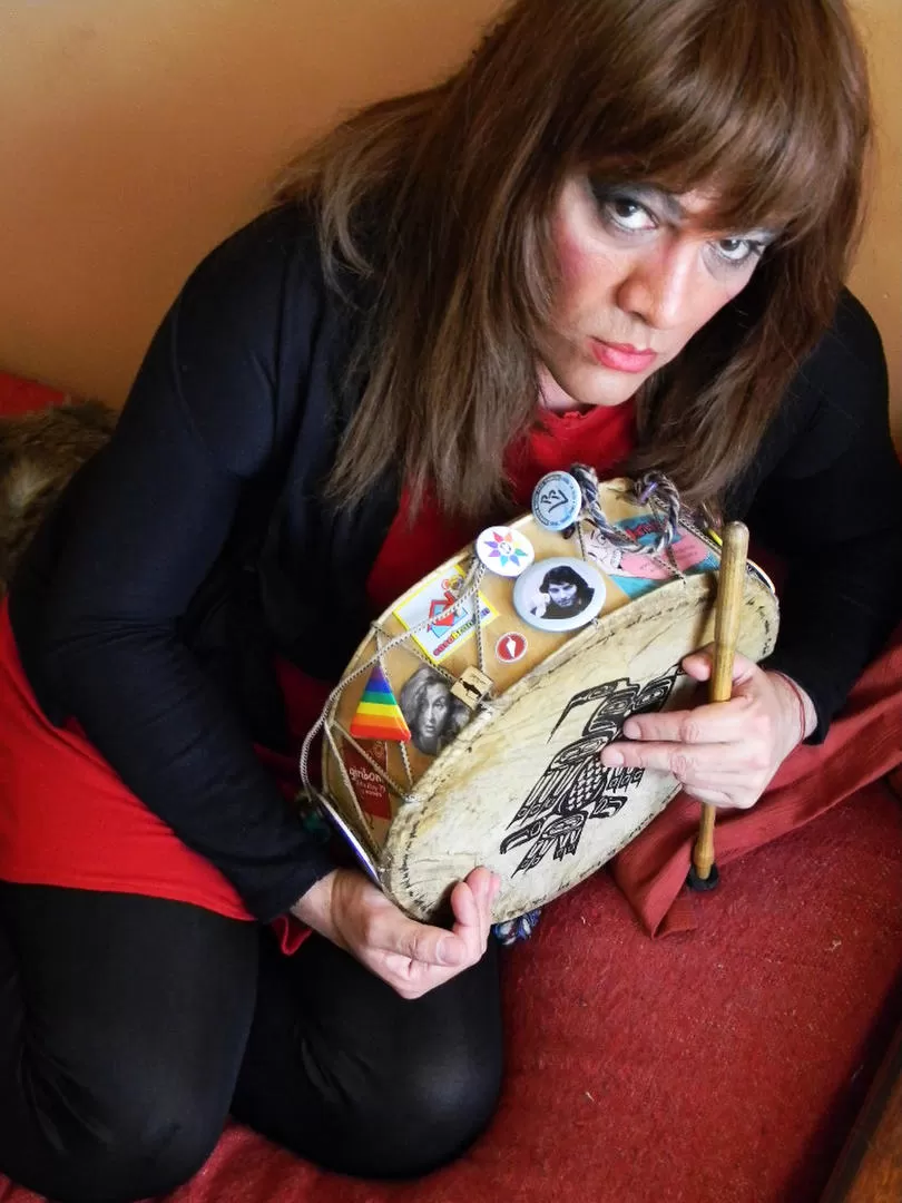 LETRA Y MÚSICA. Susy acompaña sus poesías con una caja coplera. 