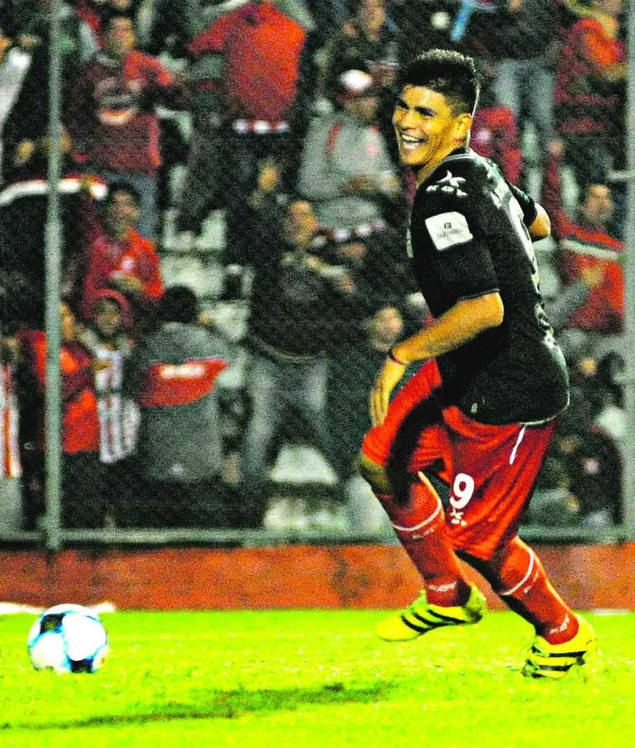 IMPLACABLE. Contra Atlético Paraná, Lentini mostró toda su capacidad goleadora, marcando tantos de diferente factura. la gaceta / foto de antonio ferroni