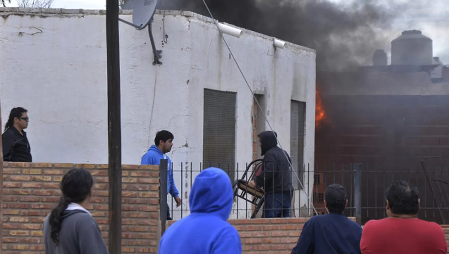 IRA. Los vecinos de la zona incendiaron la casa del atacante. FOTO TOMADA DE RIONEGRO.COM.AR