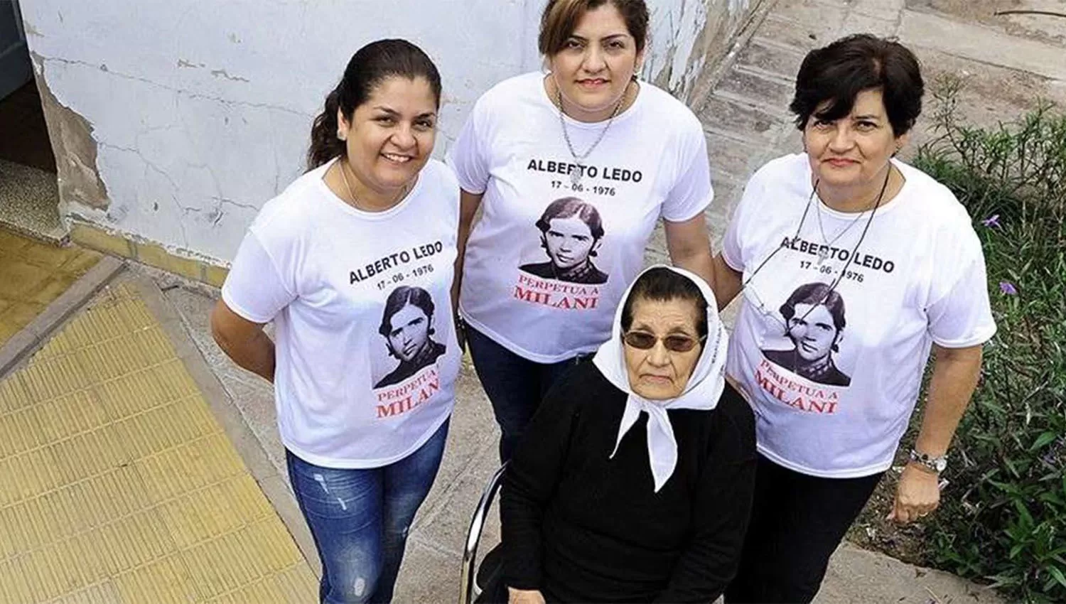 Marcela Brizuela con sus nietas Gabriela y Laura y su hija Graciela, hermana del soldado desaparecido. FOTO TOMADA DE TN.COM.AR