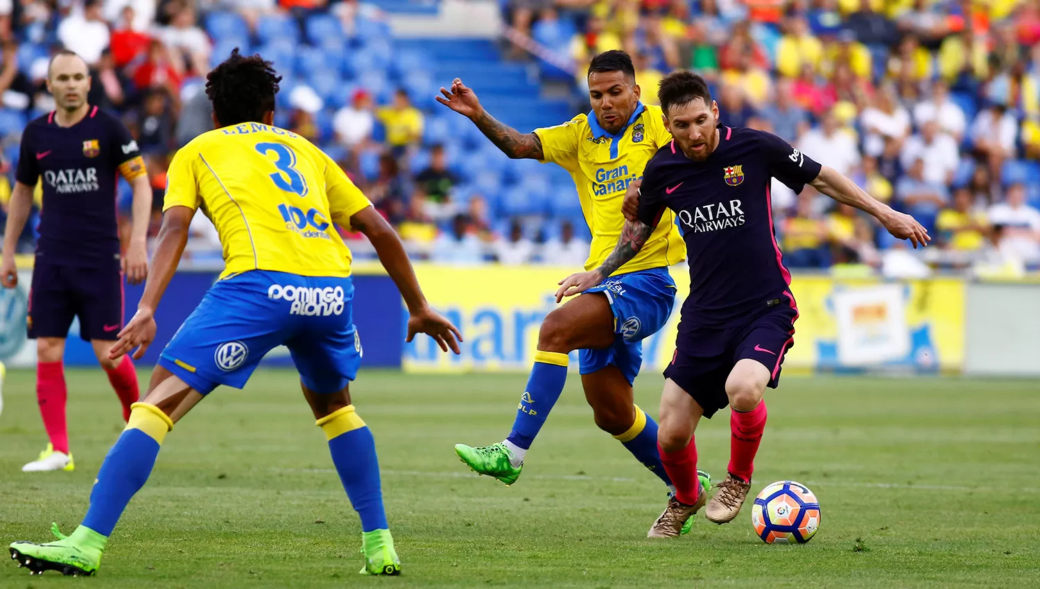 Messi domina el balón ante los defensores de Las Palmas. FOTO DE REUTERS. 