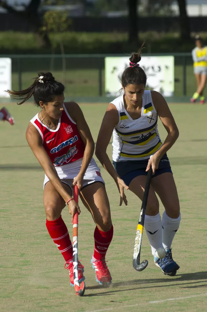 FESTEJO “ROJO”. Araceli Herrera (izquierda) intenta superar a Rocío Renta Mora. la gaceta / FOTO DE DIEGO ARAOZ