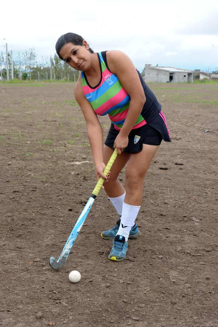 UNA PASIÓN QUE REQUIERE LUCHA. Natalia Lazarte pretende hacer valer su derecho a jugar al hockey. la gaceta / foto de josé nuno