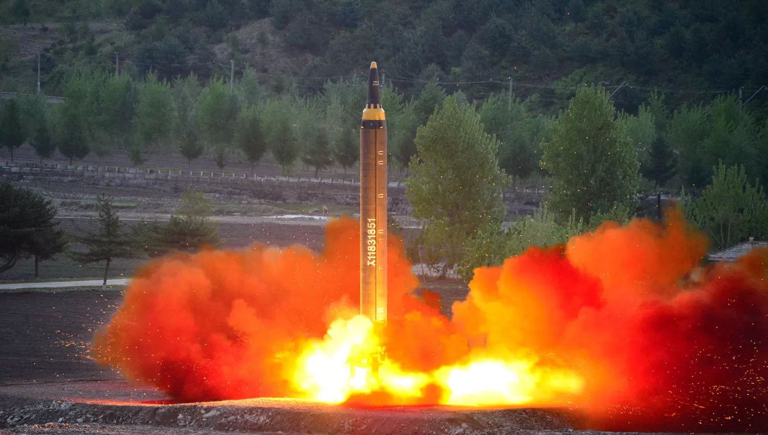 PRUEBA DEL MISIL. Este es el proyectil que lanzó Corea del Norte el domingo y que puede transportar ojivas nucleares. REUTERS