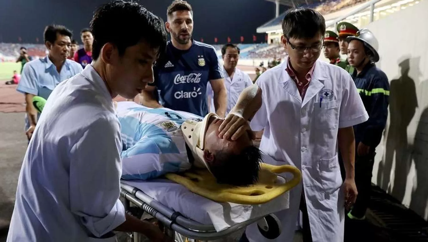 DURO GOLPE. Martínez se lesionó al golpear accidentalmente con la rodilla de un rival. FOTO TOMADA DE CLARIN.COM