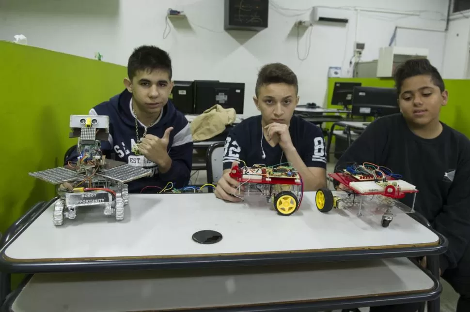 Agustín Bett y Lautaro Tapia (14 años) y Guillermo Costilla (12) junto a distintos robots creado por los alumnos del club que funciona en la sede del Ciidept. LA GACETA / FOTO DE DIEGO ARÁOZ.-