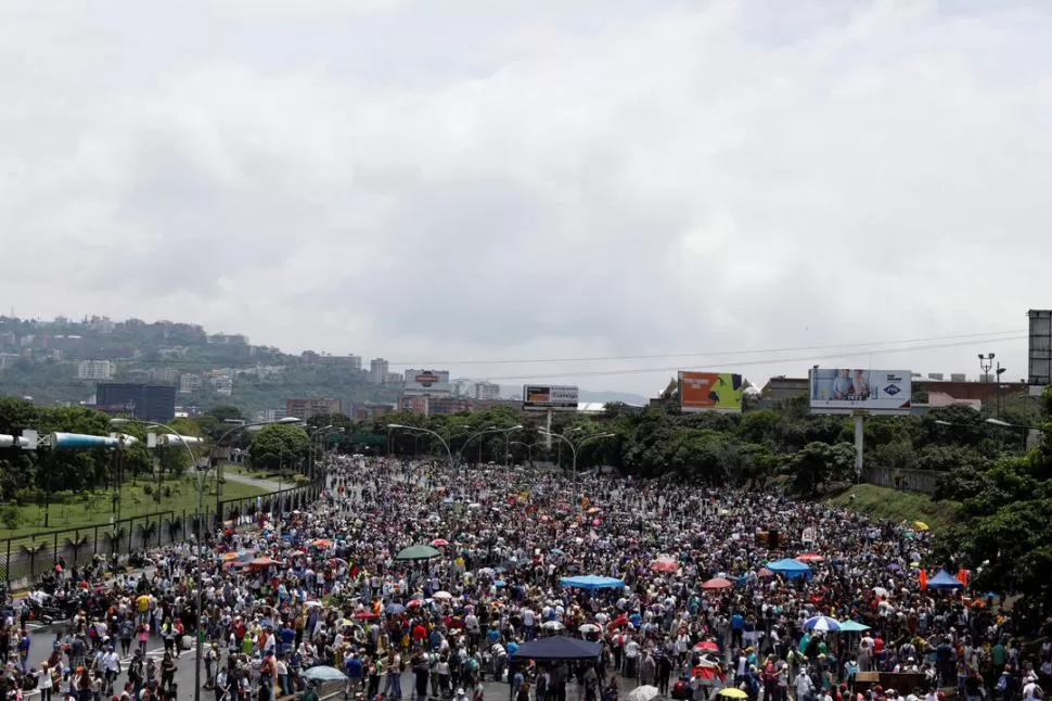 EN PAZ. En la autopista en Caracas se concentraron miles de manifestantes. Reuters