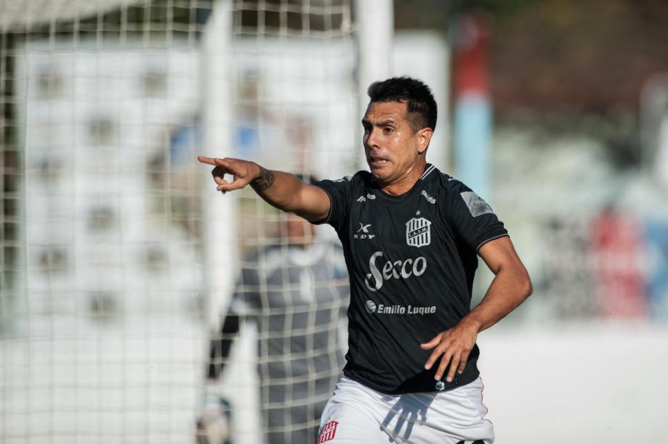 RECONFORTANTE. Leandro Gracián jugó su mejor partido en San Martín y anotó ayer su primer gol en el “Santo”. foto de matías nápoli escalero (especial para la gaceta)