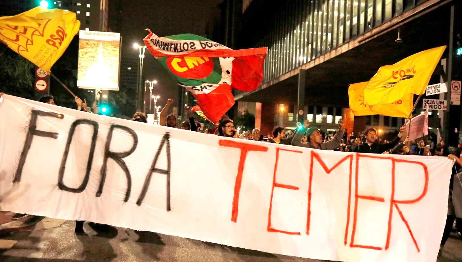 PROTESTAS. Anoche, manifestantes salieron a las calles de San Pablo. REUTERS