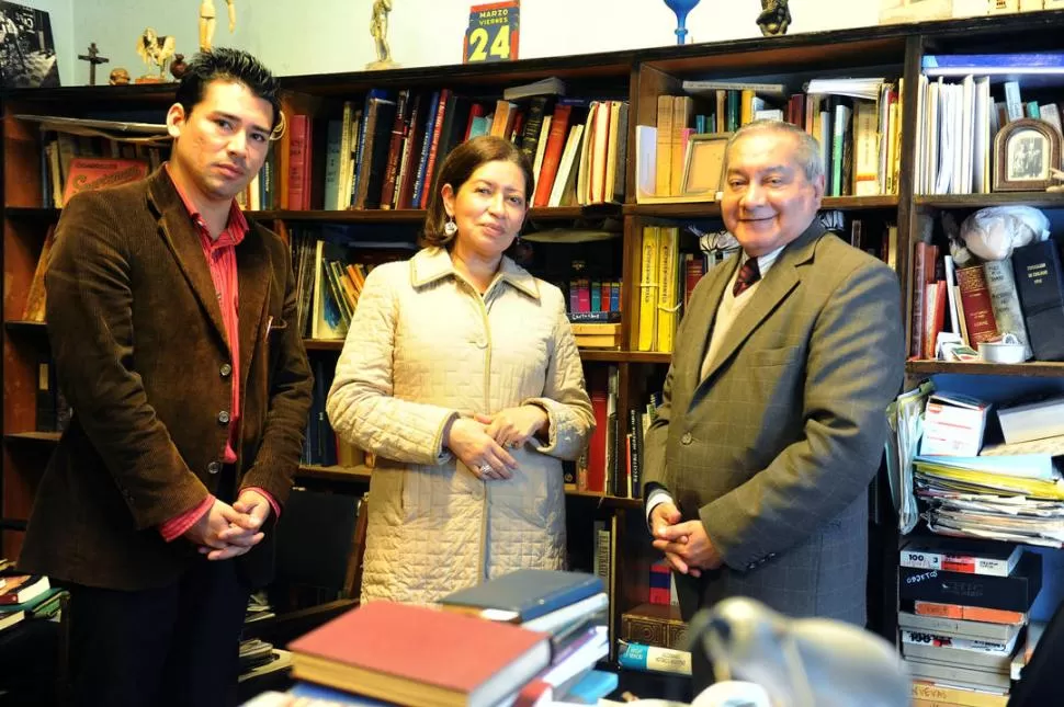 AUTORIDADES. Rubén Díaz Camacho, Viviana González y Alejandro Villafañe apuntalan la casa de cultura. LA GACETA / FOTO DE HÉCTOR PERALTA.-